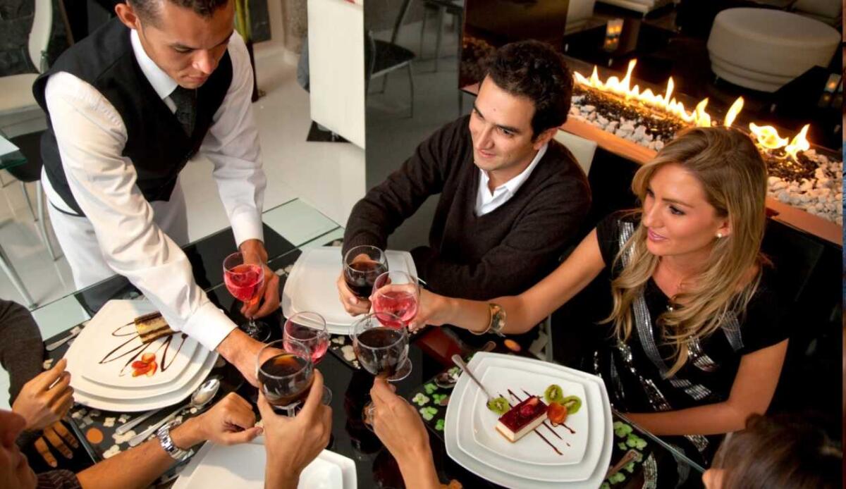 Cenare fuori costa sempre di più: perché andare al ristorante è diventato un lusso per molti italiani - 