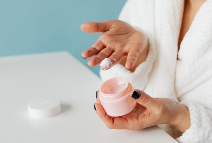 Il contraffatto nel beauty può causare problemi di salute (Canva Foto) - financecue.it