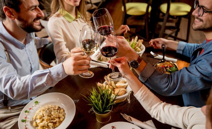 Cenare fuori costa sempre di più: perché andare al ristorante è diventato un lusso per molti italiani