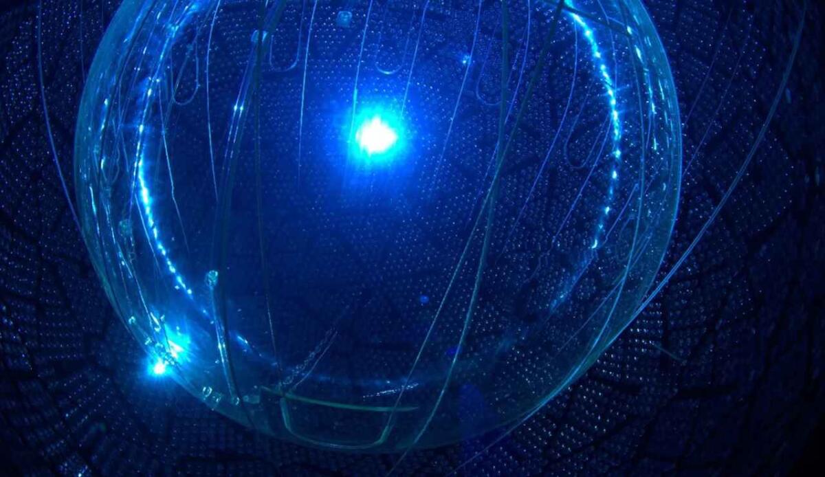 L’energia del Sole trasforma il carbonio sotto la Terra - Il cuore degli esperimenti Sudbury Neutrino Observatory e SNO+ è occupato da un’enorme sfera in acrilico dal diametro di 12 metri, circondata da circa 9.000 tubi fotomoltiplicatori. All’interno, il contenitore ospita attualmente circa 800 tonnellate 