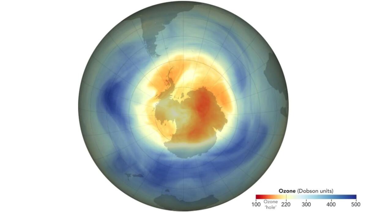 Buco dell’ozono: nel 2025 è tra i più piccoli dal 1992 - Crediti: NASA Earth Observatory
