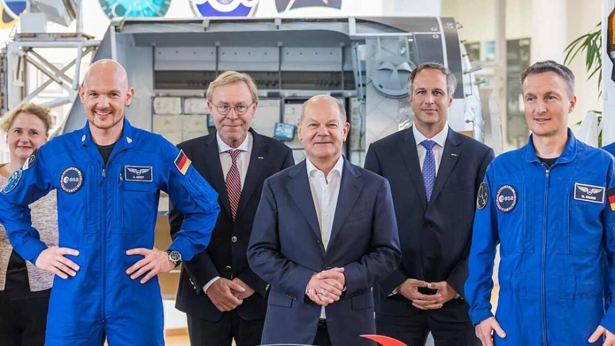 Missione Artemis 4: un astronauta tedesco sarà il primo europeo a volare verso la Luna - (Da sinistra a destra): l’astronauta Alexander Gerst, il cancelliere Olaf Scholz e l’astronauta Matthias Maurer all’EAC (European Astronaut Centre) dell’ESA. (Crediti immagine: Raimond Spekking via Wikimedia Commons)