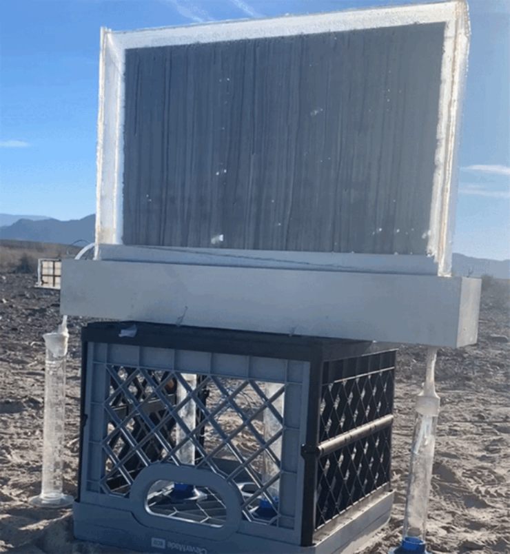 Gli ingegneri del MIT testano un dispositivo passivo per la raccolta dell’acqua nella Death Valley, in California. L’apparato, delle dimensioni di una finestra, è realizzato con un materiale idrogel ispirato all’origami (in nero) che assorbe l’acqua prese