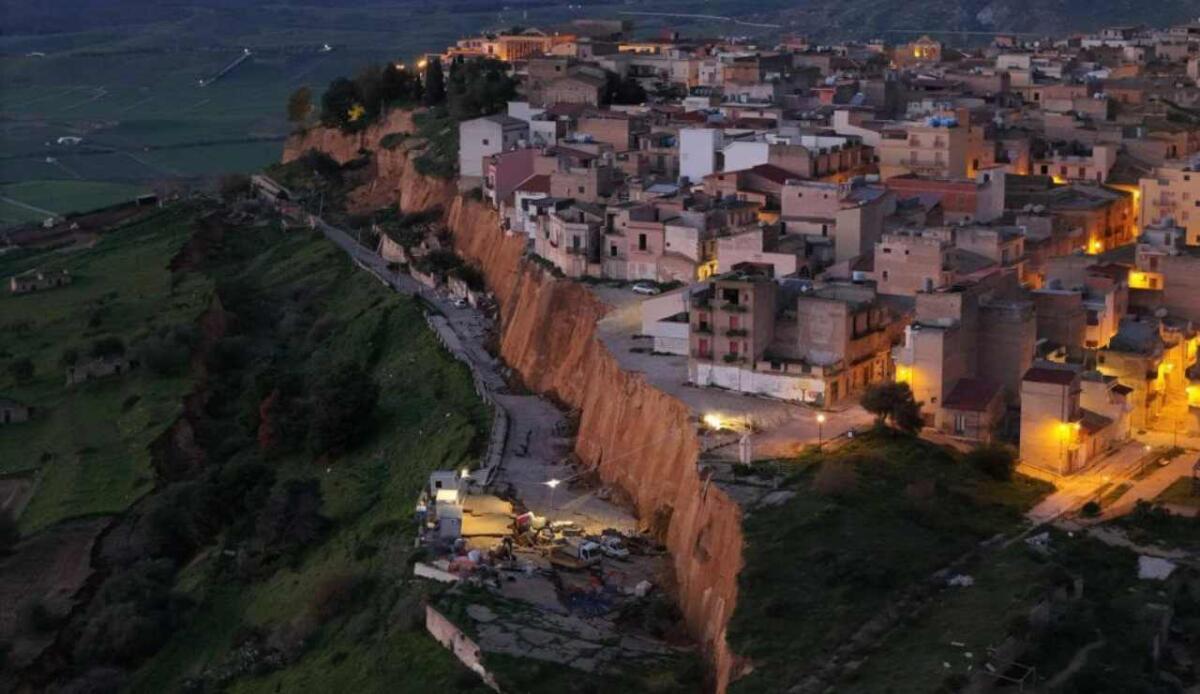 Una nuova frana di grandi dimensioni ha colpito il territorio di Niscemi a Caltanissetta - 