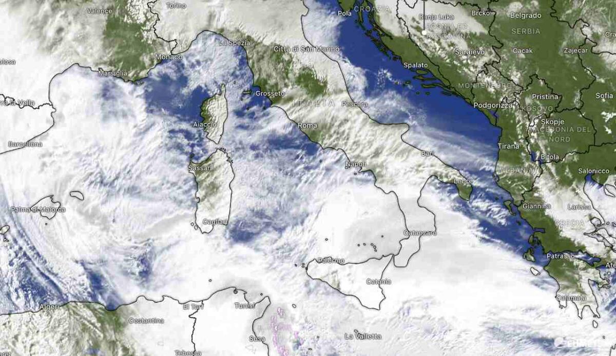 Ciclone Harry, allerta rossa in Sicilia, Calabria e Sardegna: ondata di maltempo senza precedenti recenti - Ciclone Harry (Screenshot Windy) - sciencecue.it