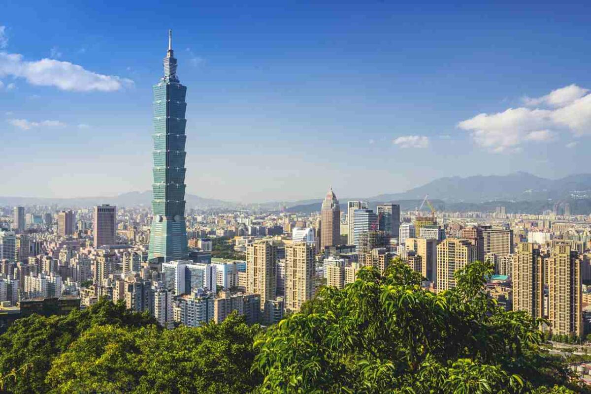 Impresa storica di Alex Honnold al Taipei 101: la più alta arrampicata urbana senza protezioni mai realizzata - 