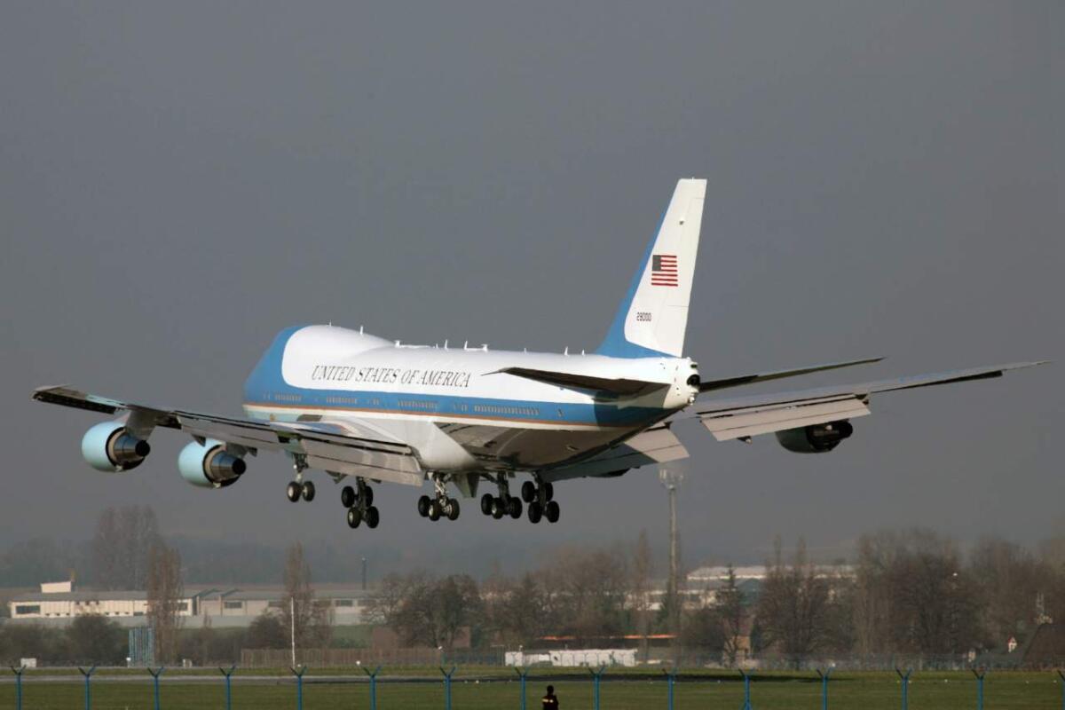 Air Force One: cosa ha causato il rientro dell’aereo di Trump diretto a Davos - 