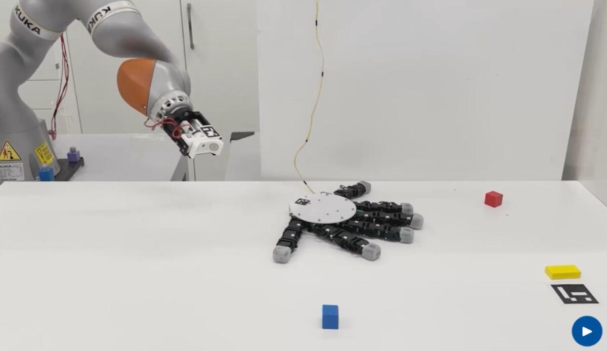 Una mano robotica autonoma cammina sulle dita e interagisce con l’ambiente in modi inediti - 