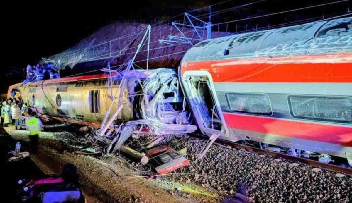 Incidente ferroviario ad alta velocità in Spagna: cosa sappiamo finora sul deragliamento e sulla collisione - 