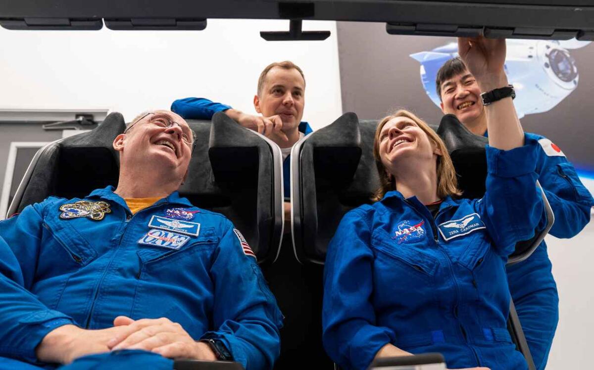 Missione Crew-11: possibile rientro anticipato dalla ISS per motivi medici - The four crew members of NASA's SpaceX Crew-11 mission to the International Space Station train inside a Dragon training crew vehicle at SpaceX in Hawthorne, California. From left to right: NASA astronaut Mike Fincke, Roscosmos cosmonaut Oleg Platono