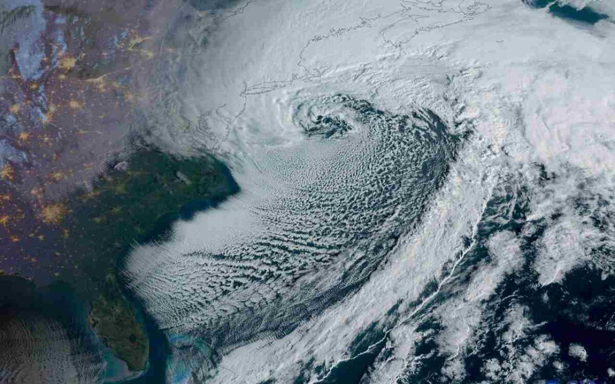 Tempesta invernale nel Nord-Est degli USA vista dallo spazio: neve intensa, venti forti e fulmini a New York - 