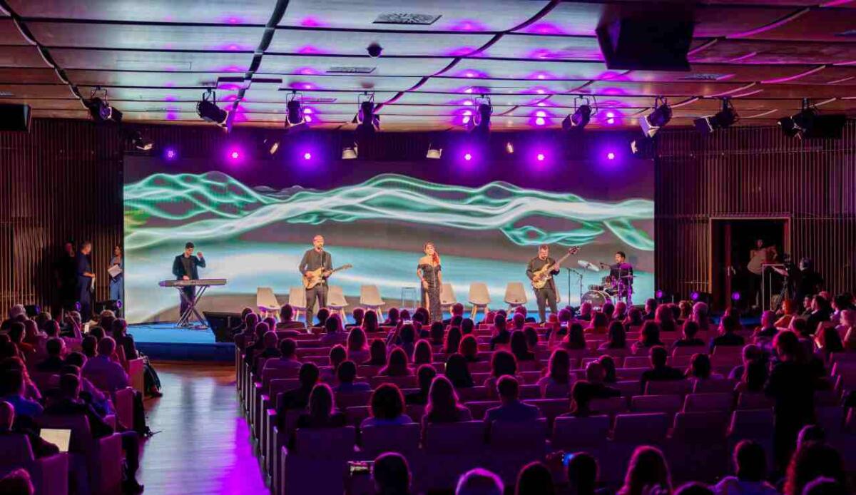 Quando la plenaria si accende: come trasformare convention e meeting in momenti memorabili - 