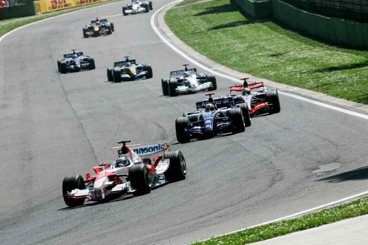 L'Arte della Traiettoria: Come le Supercar Domano il Circuito di Imola - 