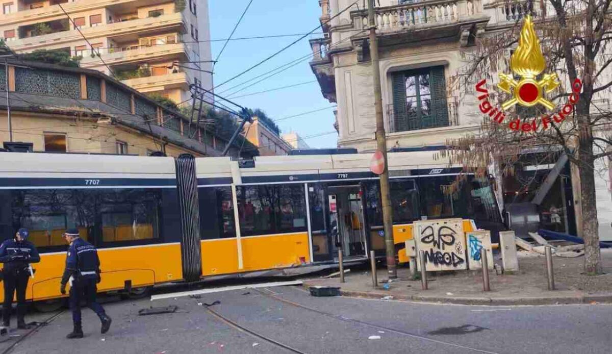Deragliamento del tram a Milano: nuovi sviluppi mentre proseguono gli accertamenti degli investigatori - Crediti immagine: Vigili del Fuoco