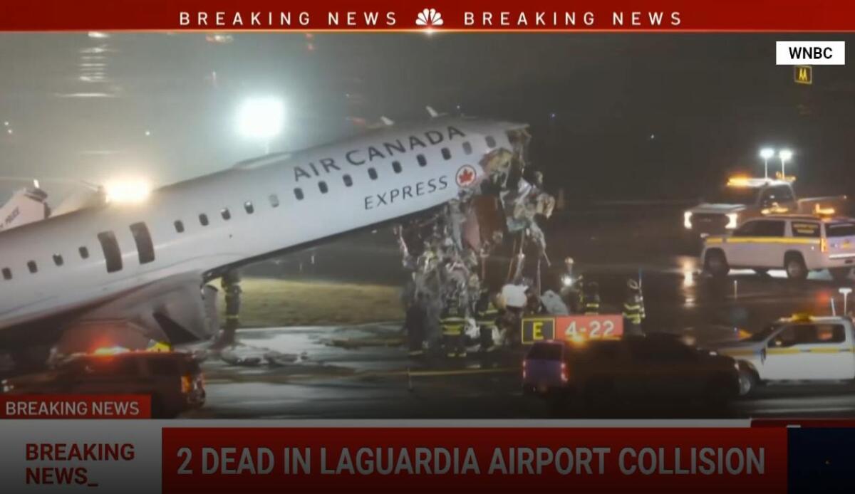 Collisione sulla pista a LaGuardia: un volo Air Canada Express travolge un veicolo antincendio, due morti - Screenshot video Youtube NBC News