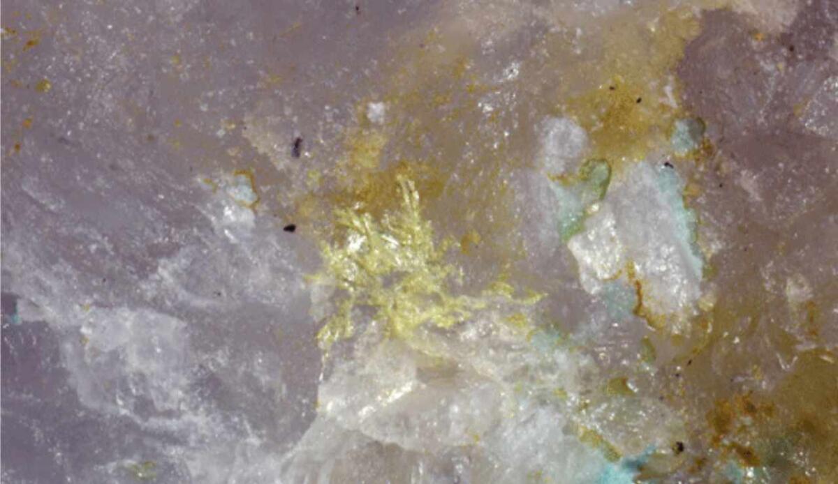 Nelle cave di Carrara nasce un minerale che non esiste in nessun altro posto al mondo - 