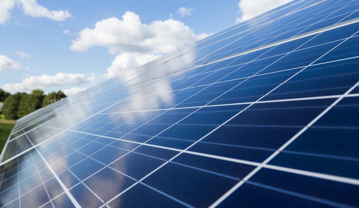 Vibrazioni molecolari come catapulte per elettroni: la scoperta che cambia la fisica del fotovoltaico organico - 