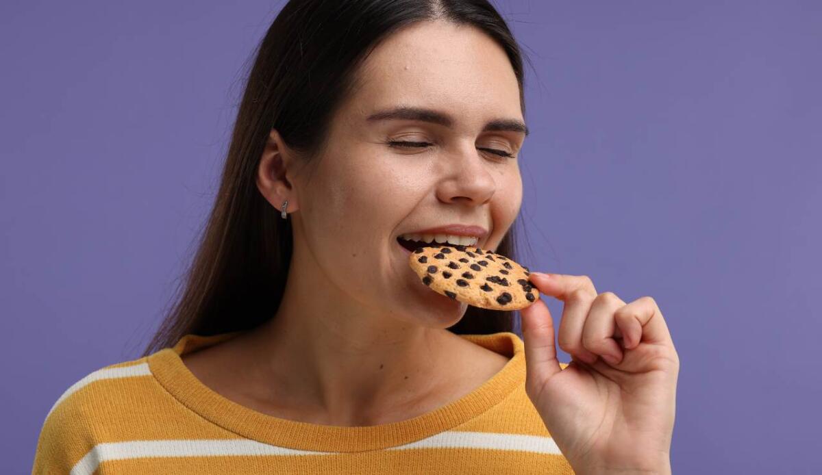 Perché il cervello desidera cibo anche dopo la sazietà: evidenze neuroscientifiche da uno studio EEG - 