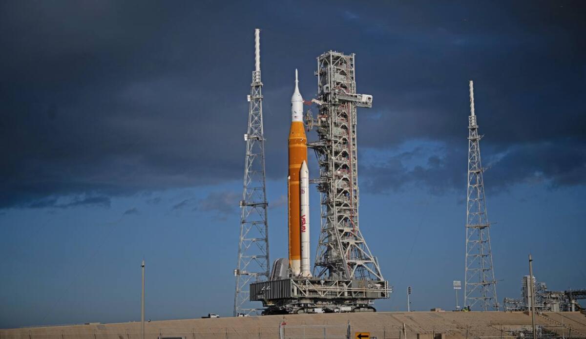 SLS e Orion sono arrivati sulla rampa di lancio: Artemis II verso il lancio del 1° aprile - NASA’s Space Launch System (SLS) rocket and Orion spacecraft, secured to the mobile launcher, are seen as they make their way up the incline at Launch Pad 39B, Friday, March 20, 2026, at NASA’s Kennedy Space Center in Florida. NASA’s Artemis II test 