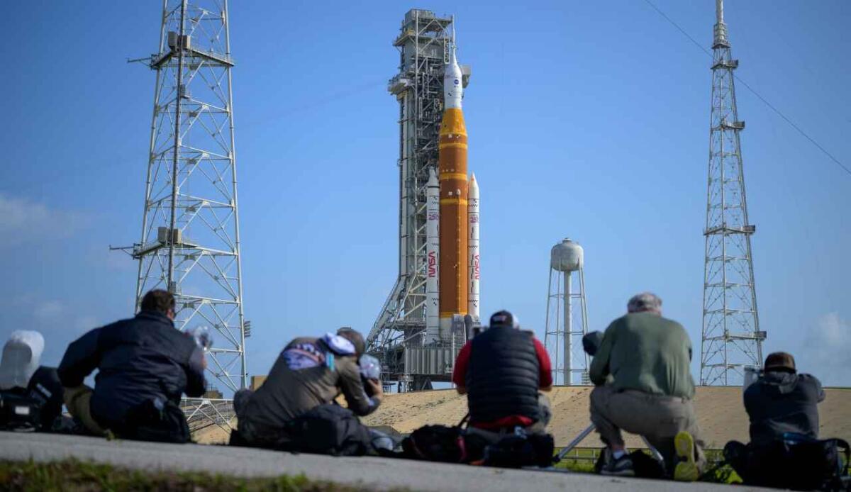 Artemis II: tutto sul lancio del 1° aprile 2026 e dove guardare la diretta - I media puntano le loro telecamere remote sul razzo Space Launch System (SLS) e sulla navicella Orion della NASA, posizionati su una piattaforma mobile presso il Launch Complex 39B, domenica 29 marzo 2026, al Kennedy Space Center in Florida. Credits: