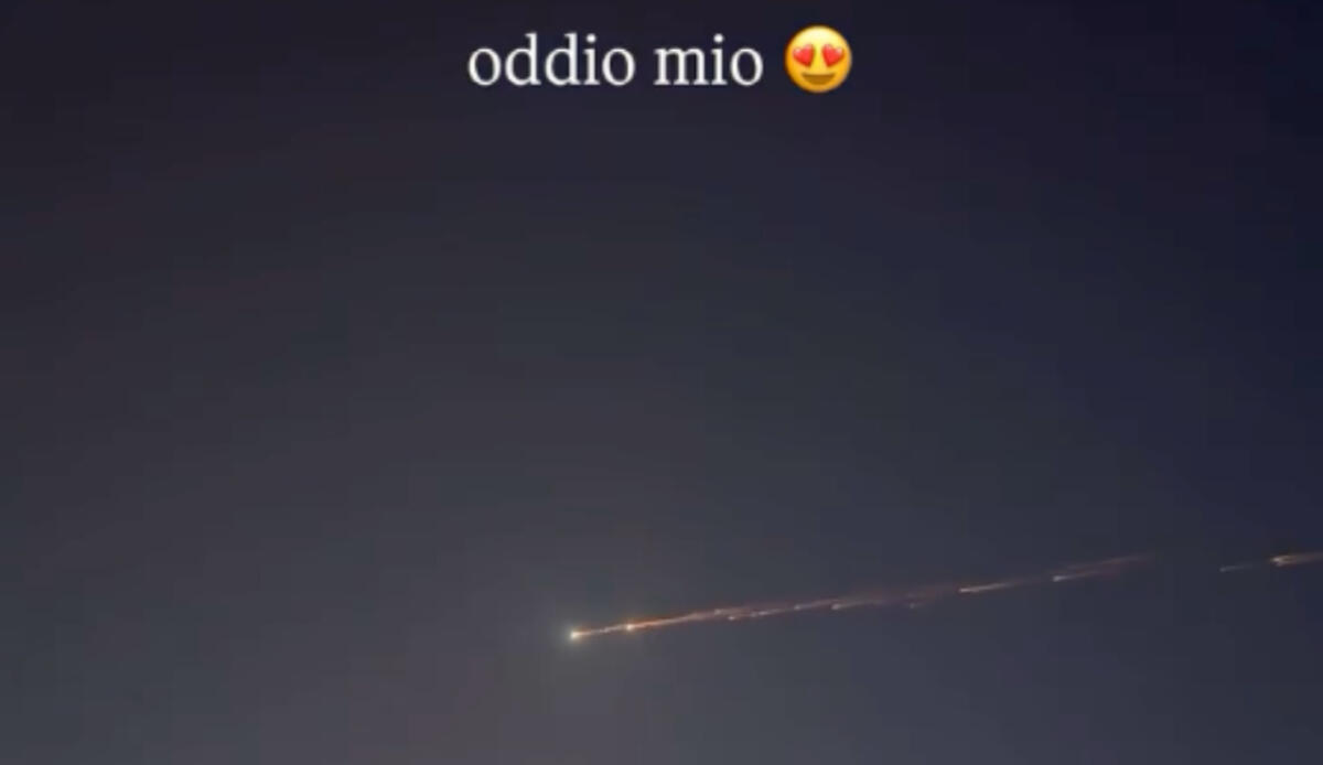 Scia luminosa nei cieli del Sud Italia all’alba di questa mattina: ecco le ipotesi più probabili - Scrteenshot storia di @peppemor su Instagram
