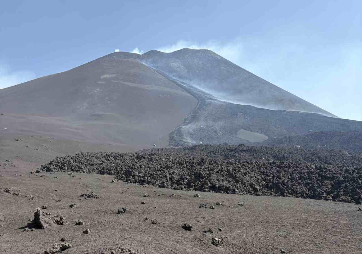 L'Etna è un tipo di vulcano mai visto prima: una scoperta che cambia la classificazione vulcanica - Crateri sommitali del Monte Etna in eruzione (21 agosto 2025). Credits immagine: Heidi Garcia