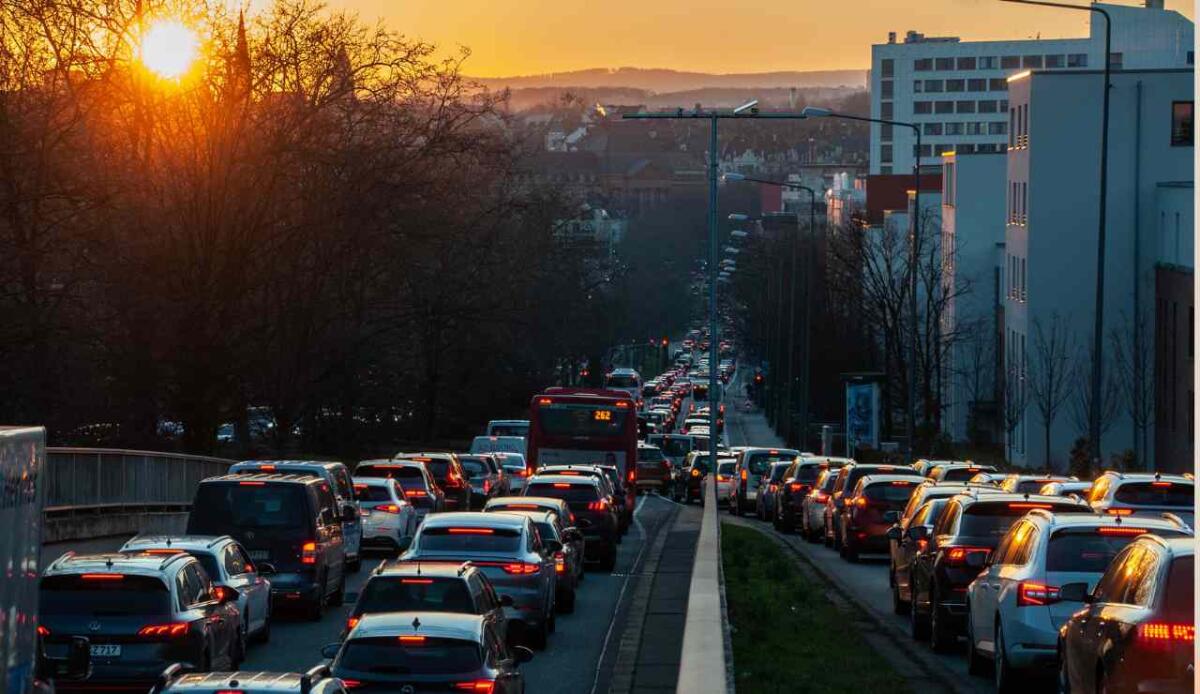 Meno auto, città più fresche: una ricerca ha quantificato il legame tra traffico e temperatura urbana - 