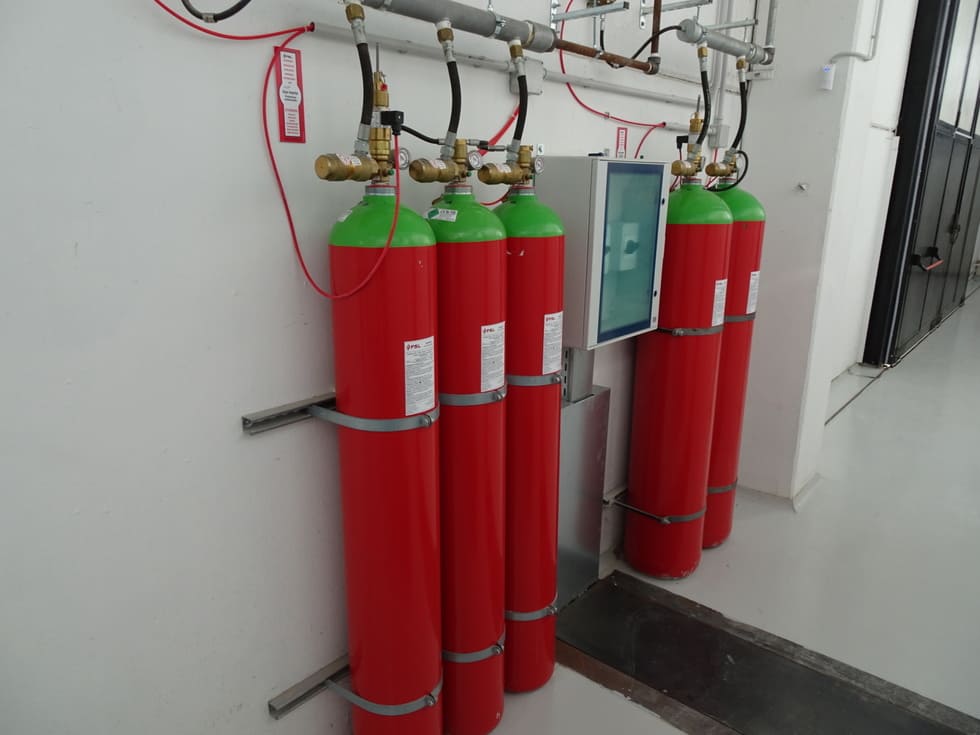 Sistema antincendio a gas inerte: estinzione rapida certificata che protegge l'hardware senza causare danni o residui sui circuiti elettronici.