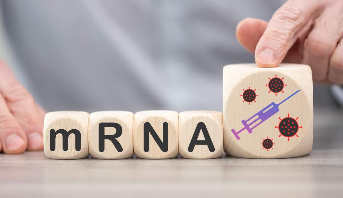 L'era del Sarto Molecolare: così i vaccini a mRNA stanno riscrivendo la cura contro il cancro - Concept of mRNA vaccines on wooden cubes