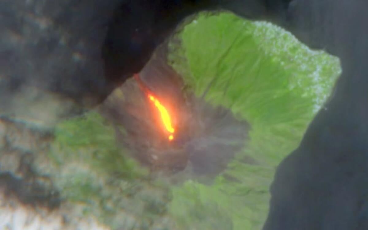 Stromboli, la colata di maggio 2026: lava nel Tirreno e lo sguardo di Sentinel-2 dall'orbita