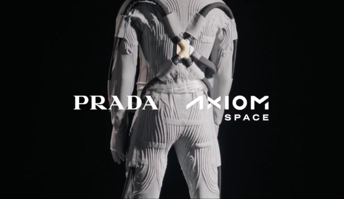 Prada e Axiom Space svelano lo strato interno della tuta lunare AxEMU che useranno gli astronauti Artemis