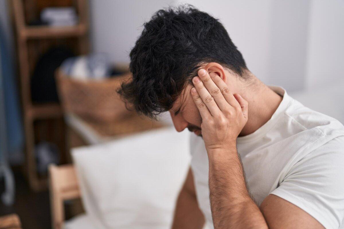 Mal d’orecchio: cosa fare subito, cosa evitare e quando rivolgersi al medico