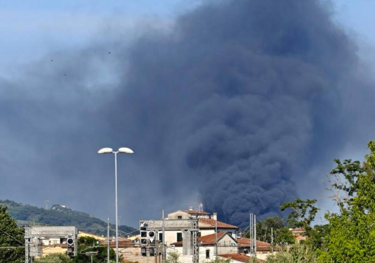 Incendio alla Delca Energy di Vicopisano: 2.500 tonnellate di plastica in fiamme, il rogo entra nella fase di spegnimento