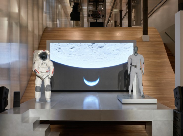 Prada e Axiom Space svelano lo strato interno della tuta lunare AxEMU che useranno gli astronauti Artemis