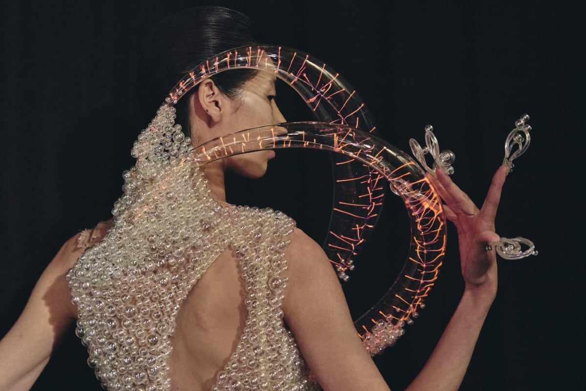 Sonic Starquakes: la fisica del plasma nell'alta moda di Iris van Herpen