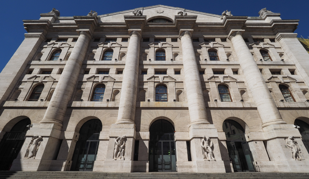 Borsa Milano, FTSE Mib a 52.653 punti il 3 agosto 2026: il petrolio crolla con la distensione USA-Iran - Canva