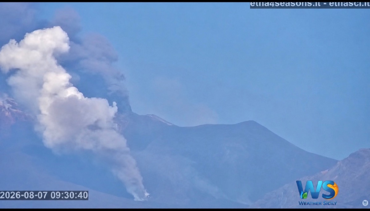 Eruzione dell'Etna del 7 agosto 2026: fontana di lava alla Voragine, nuove bocche e cenere sui paesi pedemontani