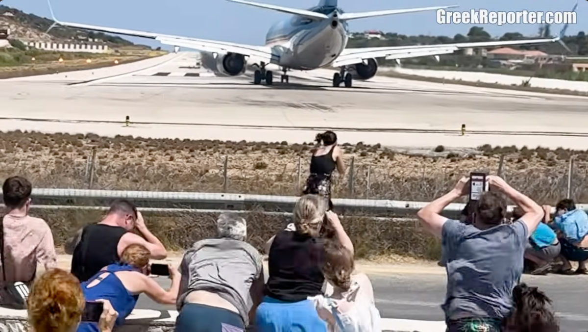 Sciato, turista italiana travolta dal getto dei motori in decollo - Un decollo nel 2024/GreekReporter.com