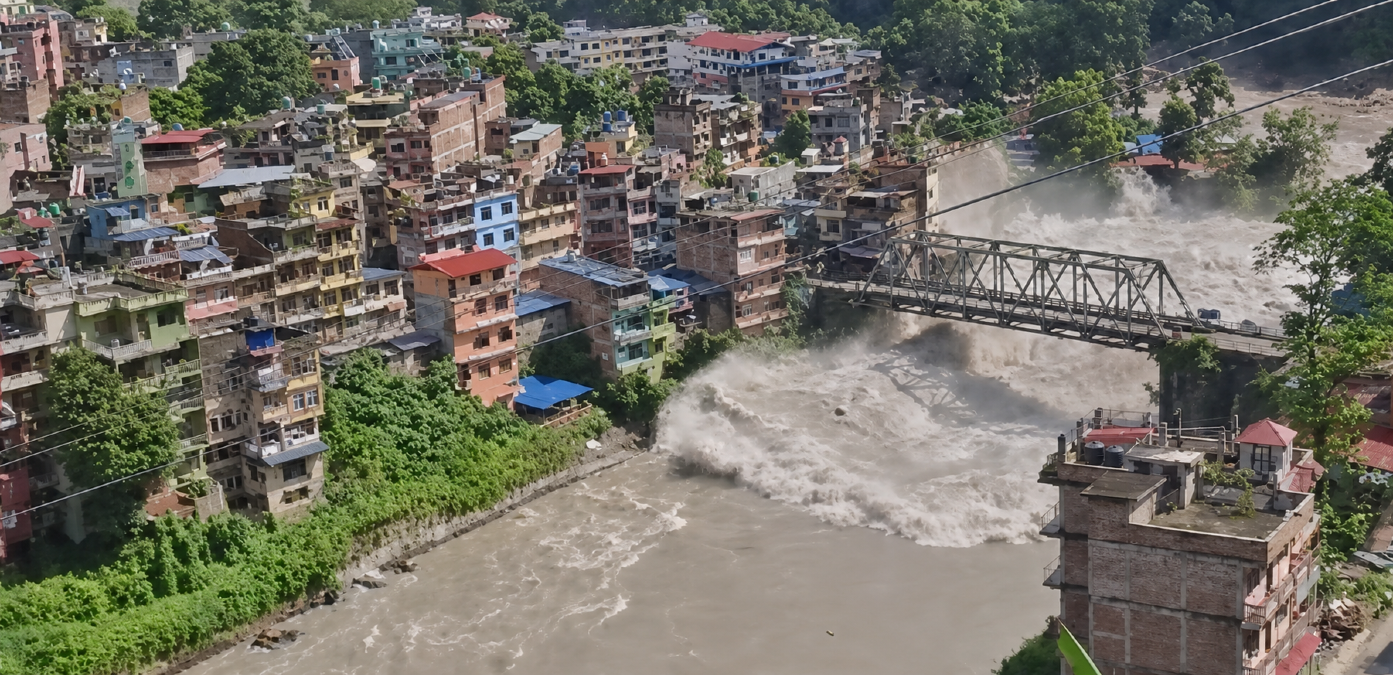 Alluvione in Nepal, l'ipotesi della valanga di ghiaccio e roccia - Screenshot video residente (Migliorato con AI)