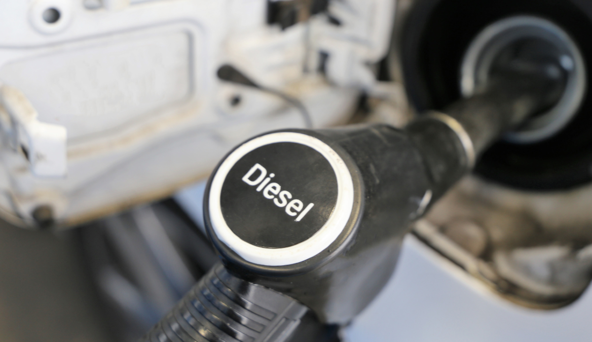 Accise, taglio di 17 centesimi sul gasolio prorogato al 5 settembre - Canva
