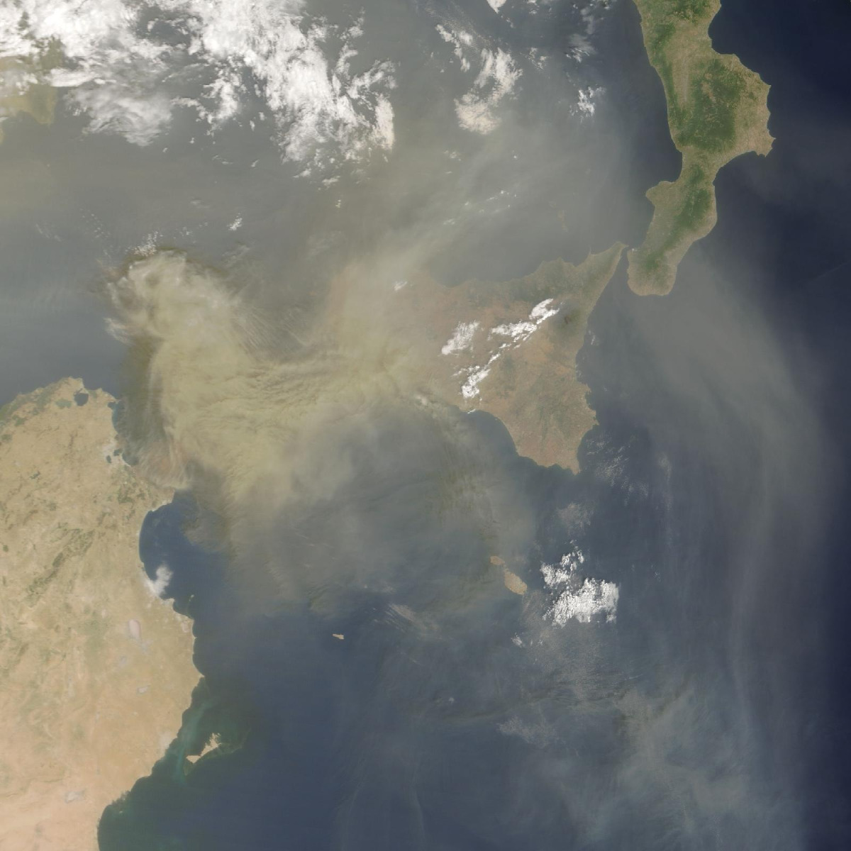Sicilia a 42,7 °C e cielo giallo: come funziona l'avvezione sahariana - NASA Worldview, EOSDIS (27/08/2026)