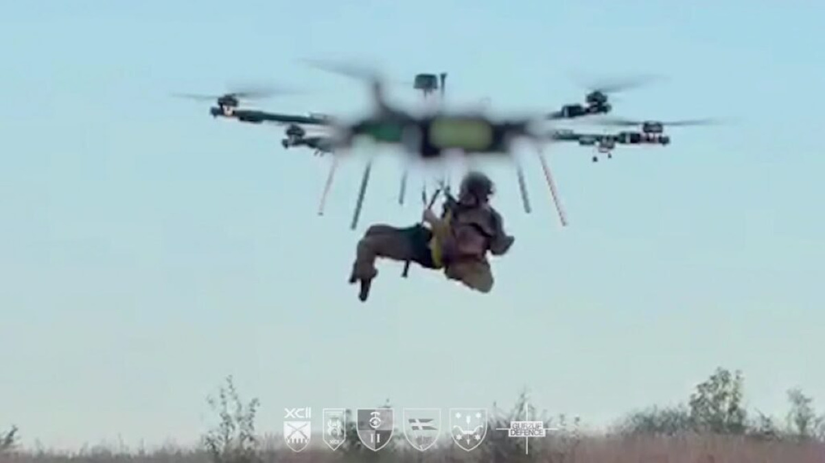 Ucraina: per la prima volta un drone pesante porta in volo un soldato ferito dal fronte - 