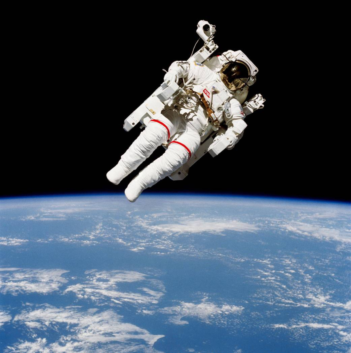Bruce McCandless con la Manned Maneuvering Unit durante la missione STS-41B, 7 febbraio 1984